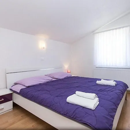 Apartment Aida *